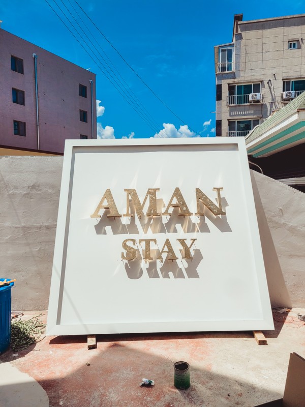 제작 중인 골드 티타늄 간판